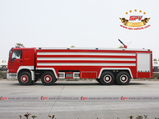 Side View of Fire Fighting Vehicle - HOWO 8x4